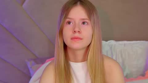 MilanaBalmain online show from 11-18-25, 04:06