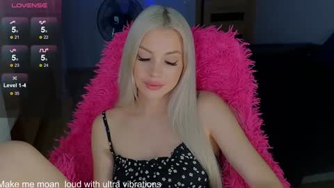 Snapshot of milanafox_ chatting on 12-17-24, 12:12 Lana online show from 12-17-24, 12:12