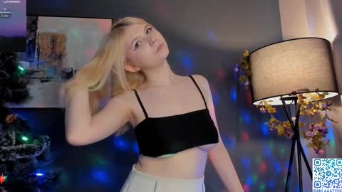 Snapshot of mildredbain chatting on 12-27-24, 06:24 Mila online show from 12-27-24, 06:24