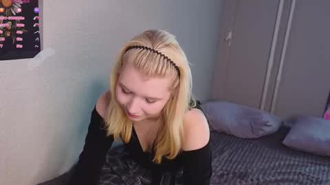 Snapshot of mildredbain chatting on 09-17-25, 04:03 Mila online show from 09-17-25, 04:03