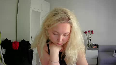 Milena new nonude shy blonde natural online show from 04-29-26, 01:26