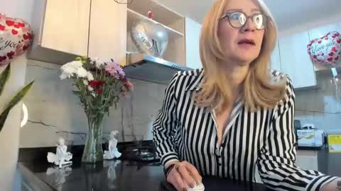 Snapshot of milfashley chatting on 02-20-25, 06:35 ASHLEY online show from 02-20-25, 06:35