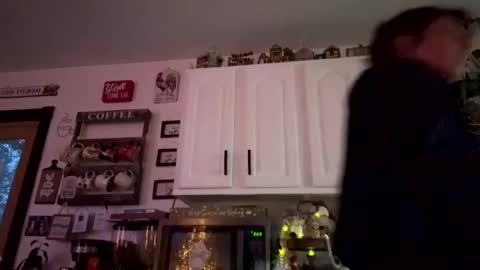 Snapshot of milkingmommy chatting on 12-11-24, 12:12 Milking Mommy online show from 12-11-24, 12:12