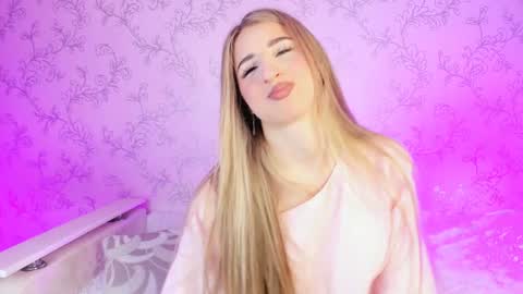 Snapshot of milky_waybaby chatting on 01-14-25, 08:41 Vivian online show from 01-14-25, 08:41