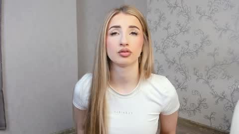 Snapshot of milky_waybaby chatting on 01-17-25, 08:56 Vivian online show from 01-17-25, 08:56