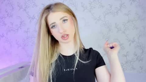 Snapshot of milky_waybaby chatting on 02-25-25, 01:39 Vivian online show from 02-25-25, 01:39