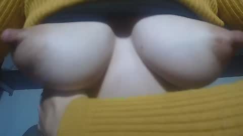 Snapshot of milkycandycce chatting on 12-26-24, 10:52 C online show from 12-26-24, 10:52