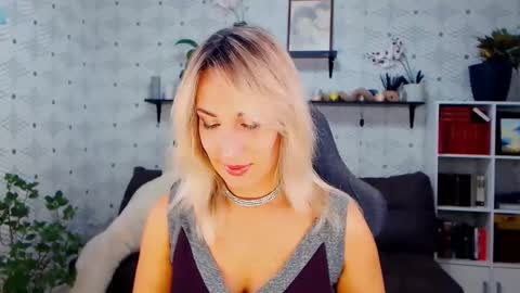 Snapshot of millaxqueen chatting on 11-04-25, 02:16 MillaXQueen online show from 11-04-25, 02:16