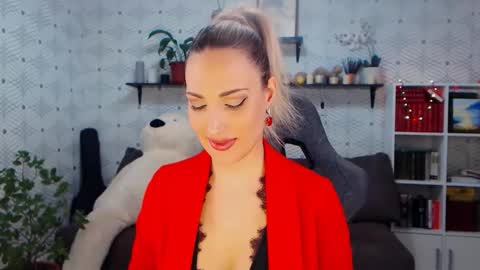 Snapshot of millaxqueen chatting on 03-19-26, 02:32 MillaXQueen online show from 03-19-26, 02:32