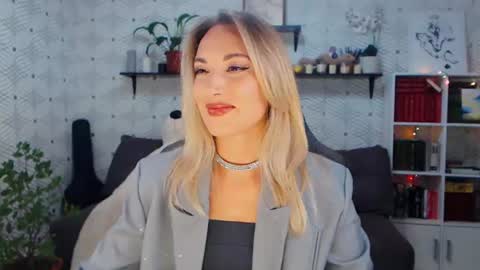 Snapshot of millaxqueen chatting on 06-13-26, 01:31 MillaXQueen online show from 06-13-26, 01:31