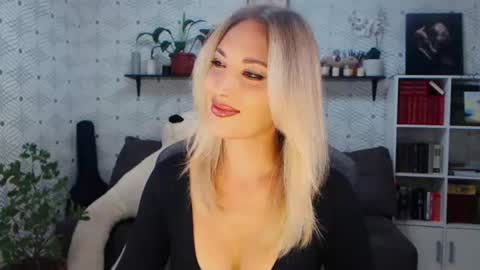 Snapshot of millaxqueen chatting on 06-22-26, 06:32 MillaXQueen online show from 06-22-26, 06:32