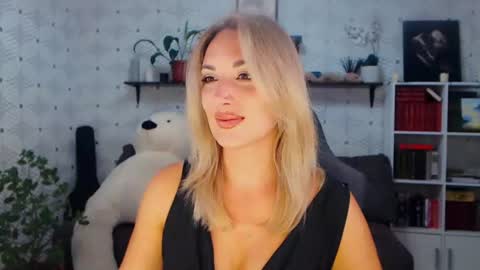 Snapshot of millaxqueen chatting on 07-07-26, 04:11 MillaXQueen online show from 07-07-26, 04:11