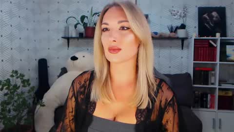 Snapshot of millaxqueen chatting on 07-10-26, 03:25 MillaXQueen online show from 07-10-26, 03:25