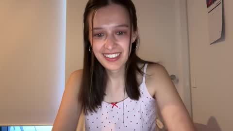 Snapshot of millypetite chatting on 09-15-25, 03:06 Milly online show from 09-15-25, 03:06