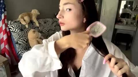 Snapshot of minhblomme chatting on 09-17-25, 04:58 Emilia online show from 09-17-25, 04:58