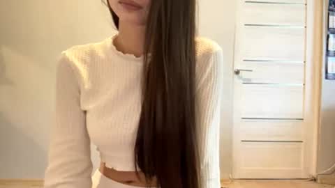 Snapshot of minhblomme chatting on 09-19-25, 04:25 Emilia online show from 09-19-25, 04:25