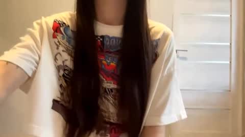 Snapshot of minhblomme chatting on 09-22-25, 04:58 Emilia online show from 09-22-25, 04:58