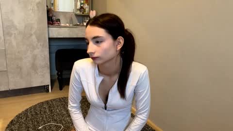 Snapshot of minhblomme chatting on 10-06-25, 04:32 Emilia online show from 10-06-25, 04:32