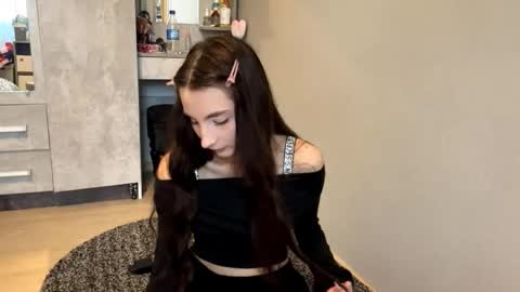 Snapshot of minhblomme chatting on 10-09-25, 05:27 Emilia online show from 10-09-25, 05:27