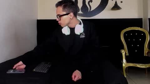 Minho Reyes online show from 11-26-25, 11:22