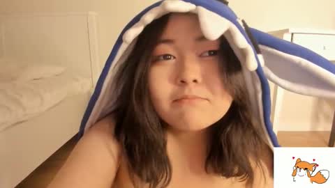 Minji online show from 12-18-25, 02:12