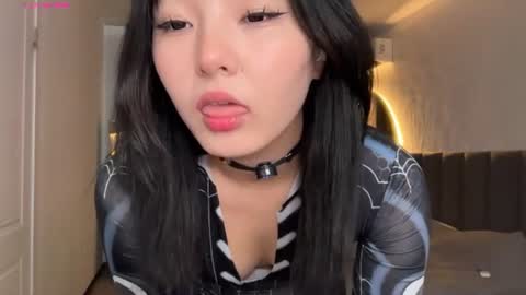 Snapshot of minnie_joy_ chatting on 06-19-26, 12:53 Joy online show from 06-19-26, 12:53
