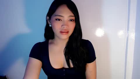 Snapshot of mira_luna222 chatting on 12-18-24, 11:30 Mira Bella online show from 12-18-24, 11:30