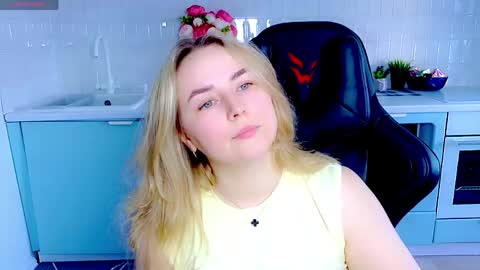 Snapshot of mira_mermayd chatting on 05-03-26, 01:33 Mira online show from 05-03-26, 01:33