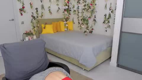 Emma online show from 11-27-25, 06:21