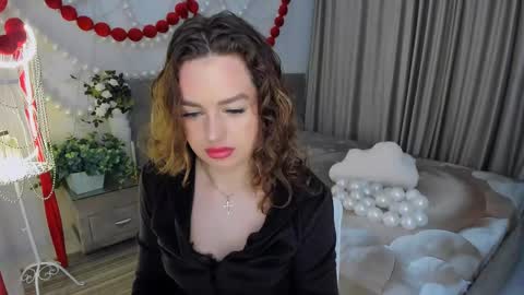 Snapshot of miraclecurly chatting on 04-19-26, 03:06 Emma online show from 04-19-26, 03:06