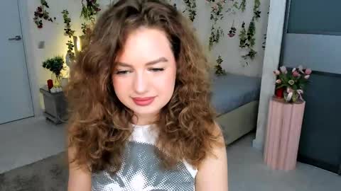 Snapshot of miraclecurly chatting on 04-20-26, 04:10 Emma online show from 04-20-26, 04:10