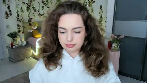 Snapshot of miraclecurly chatting on 06-01-26, 07:15 Emma online show from 06-01-26, 07:15