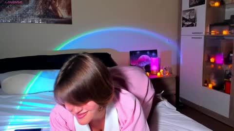 Shelley online show from 10-26-25, 04:02