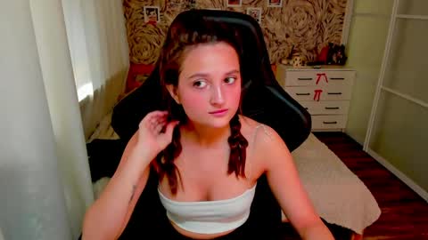 Snapshot of mishel_a_mur chatting on 05-25-26, 12:38 mishel_a_mur online show from 05-25-26, 12:38
