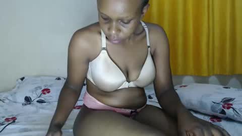 Snapshot of miss_reina21 chatting on 05-19-26, 03:24 Reina online show from 05-19-26, 03:24