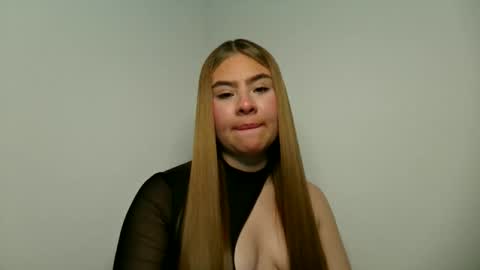 Snapshot of miss_sophie1 chatting on 05-10-26, 03:12 sophi 3 online show from 05-10-26, 03:12