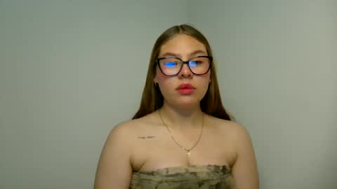 Snapshot of miss_sophie1 chatting on 06-11-26, 12:43 sophi 3 online show from 06-11-26, 12:43