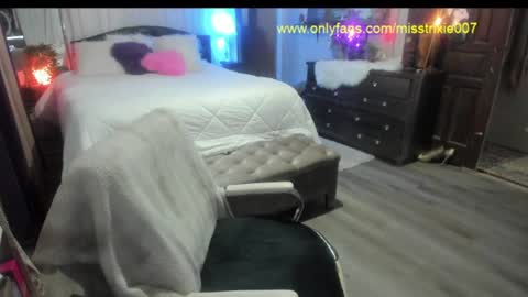 Snapshot of miss_trixie chatting on 06-13-26, 04:05 Trixie007 online show from 06-13-26, 04:05