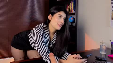 Snapshot of missatenea2 chatting on 06-03-26, 01:25 Laura online show from 06-03-26, 01:25