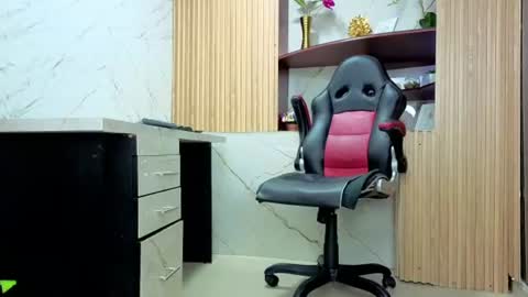 Snapshot of missescarleth chatting on 06-18-26, 02:01 Escarlet online show from 06-18-26, 02:01