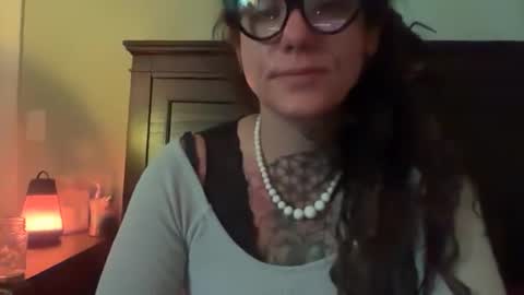 Snapshot of misshoneybadger333 chatting on 10-21-25, 02:01 misshoneybadger333 online show from 10-21-25, 02:01