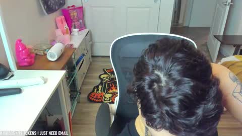 Snapshot of missvanessajune chatting on 10-17-25, 02:37 V Nessa online show from 10-17-25, 02:37