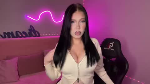 Mia online show from 11-13-25, 10:25