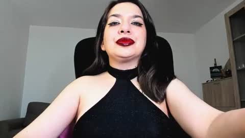 Snapshot of mistressmichelle5 chatting on 07-05-26, 11:01 YourGoddessM online show from 07-05-26, 11:01