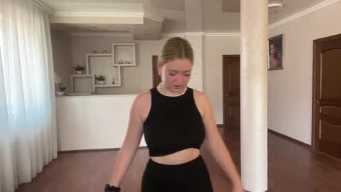 Snapshot of mitzihinajosa chatting on 07-24-26, 08:12 Mia online show from 07-24-26, 08:12