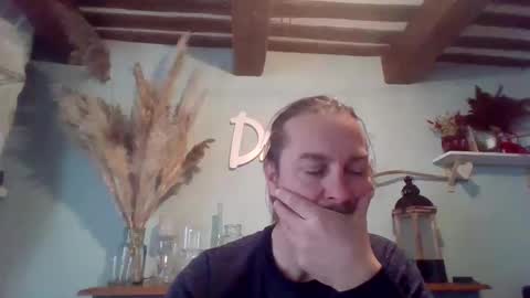 Snapshot of moi9876543210 chatting on 01-27-25, 01:09 Julien online show from 01-27-25, 01:09