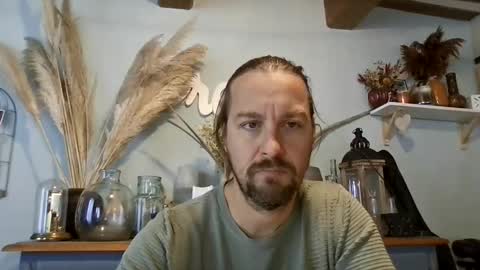 Snapshot of moi9876543210 chatting on 10-18-25, 08:37 Julien online show from 10-18-25, 08:37