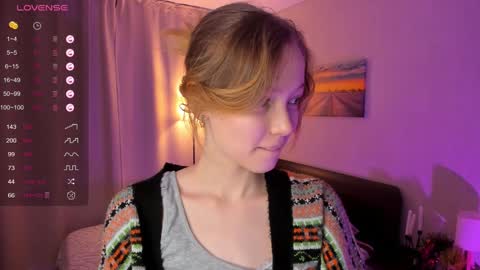 Snapshot of moirebroady chatting on 02-04-25, 08:17 Laura online show from 02-04-25, 08:17