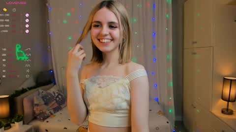 Snapshot of moirebroady chatting on 02-12-25, 01:09 Laura online show from 02-12-25, 01:09