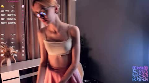 Snapshot of moirebroady chatting on 10-07-25, 01:14 Laura online show from 10-07-25, 01:14